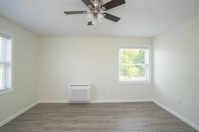 Building Photo - 984 Sharon St