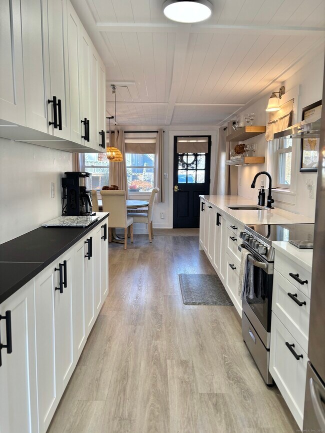 Building Photo - 11 Mohawk Trail