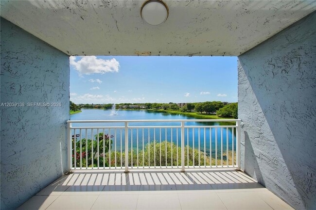 Building Photo - 9351 Fontainebleau Blvd