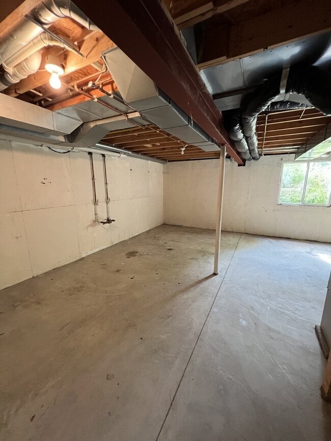 Building Photo - 635 Renker Rd