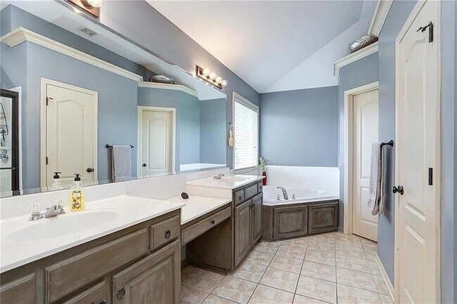 Building Photo - Large open and bright 4 bedroom 3.5 bath home