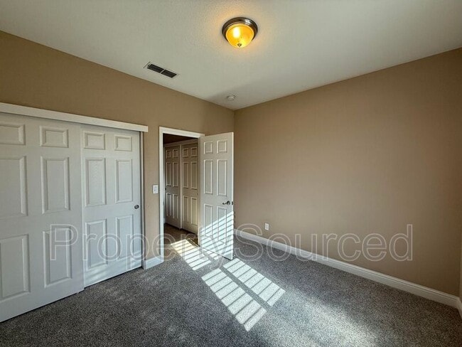 Building Photo - 2223 Ravenbrook Ln