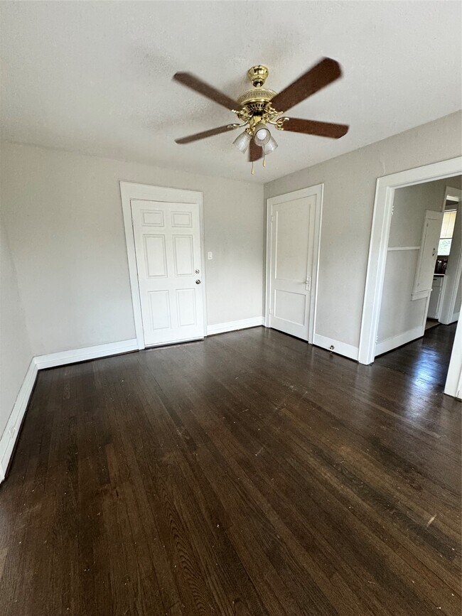 Building Photo - 903 Oakhurst St