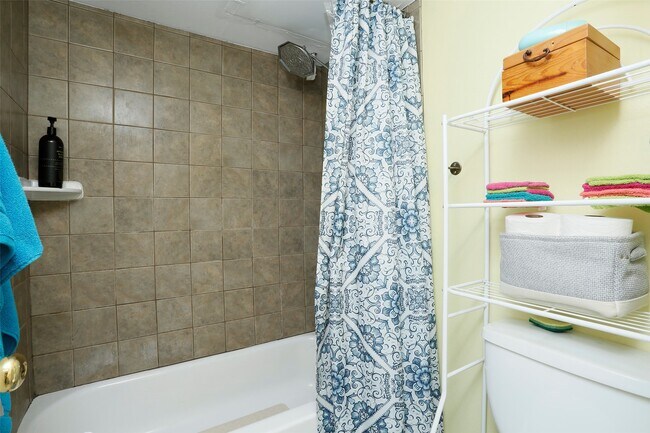 Building Photo - 2626 Holly Hall St