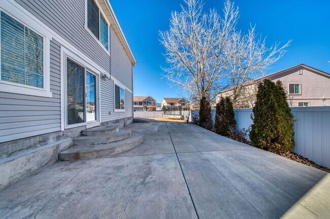 Building Photo - Beautiful 3 Bed 3 Bath Corner Lot Home!