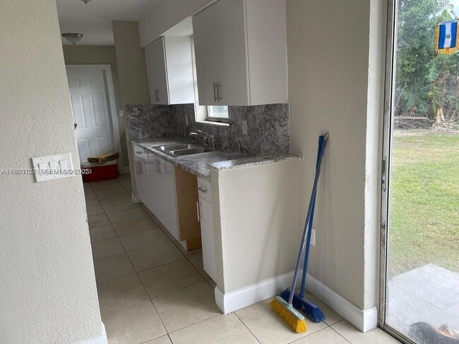 Building Photo - 1630 SW 4th St