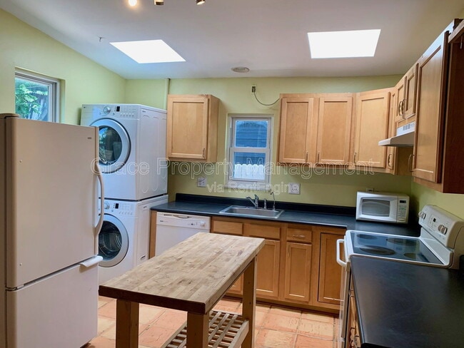 Building Photo - 819 E 25th Ave