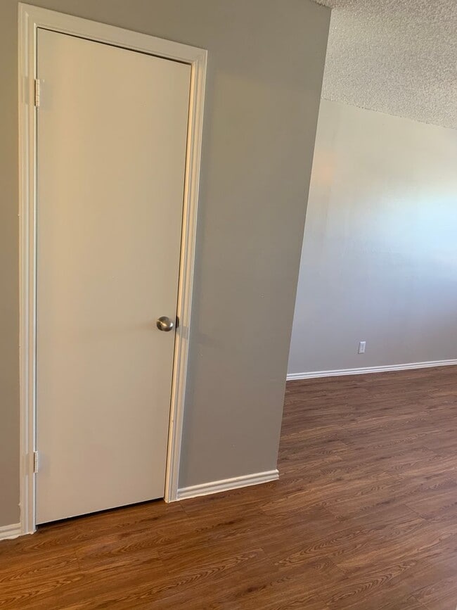 Building Photo - 3 bedroom 2 bath