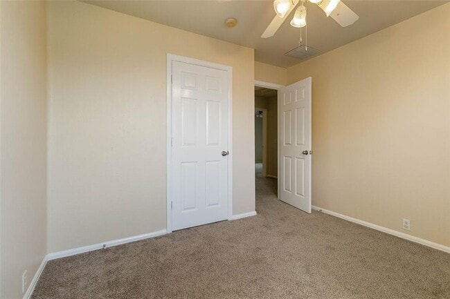 Building Photo - 401 Spruce Dr