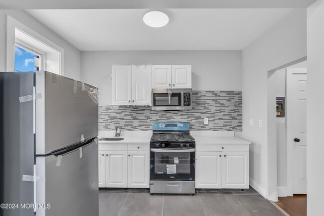 Building Photo - 922 4th Ave