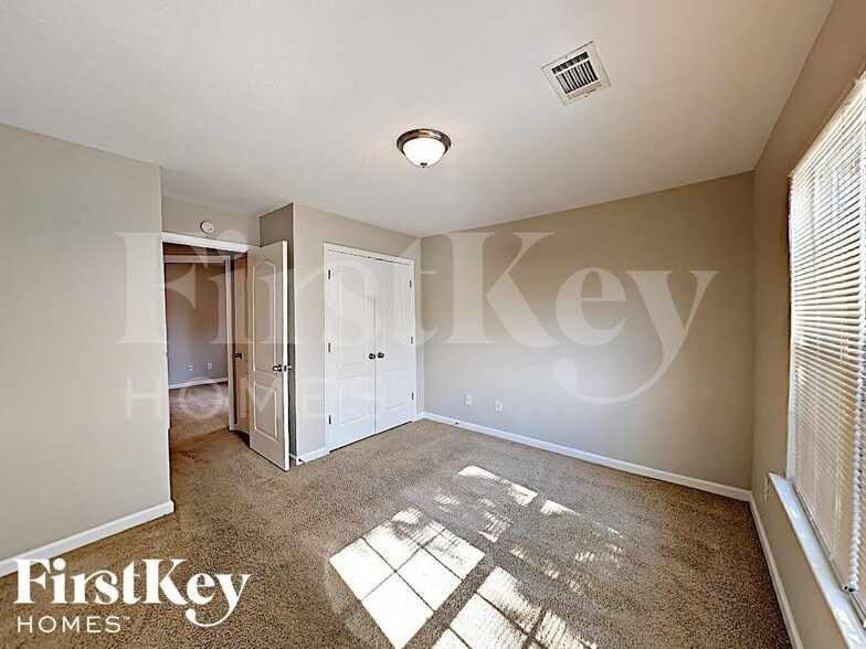 Building Photo - 355 Lakeside Point