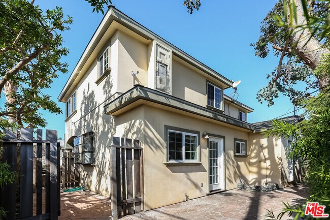 Building Photo - 252 Hampton Dr