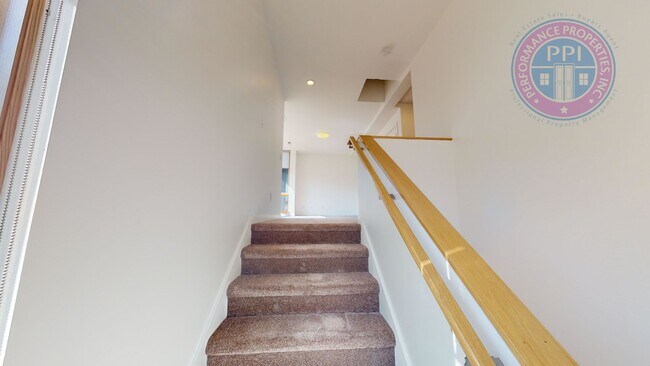 Building Photo - Modern Townhome In SE  2 Bdrm +Loft- Large...
