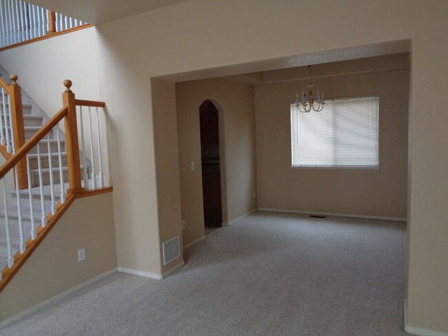 Building Photo - Super location close to shopping, schools,...