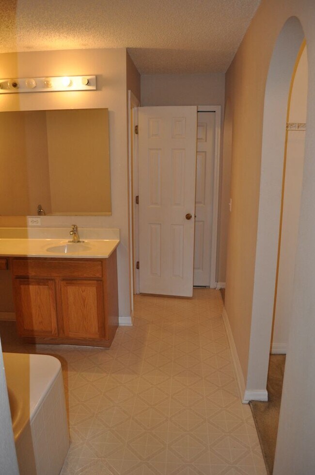 Building Photo - Nice 4 Bedroom 2.5 Bath 2 Car Garage Home ...