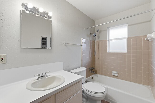 Building Photo - 5814 Viking Dr