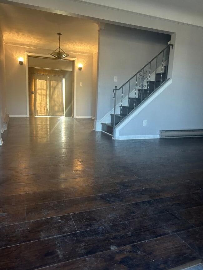 Building Photo - 3 bedroom, 3 bath single family home in So...