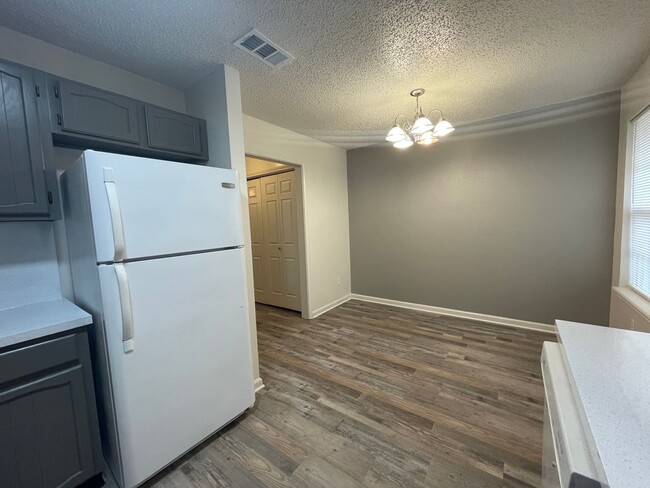 Building Photo - Move in Special! 2 bedroom 1.5 bath townhome