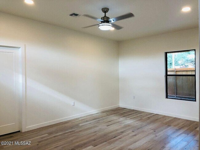 Building Photo - 1102 W Erie St