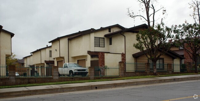 Building Photo - Sierra Del Norte