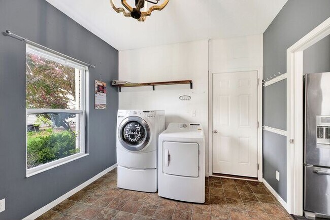 Building Photo - Quiet, comfort living in Westfield