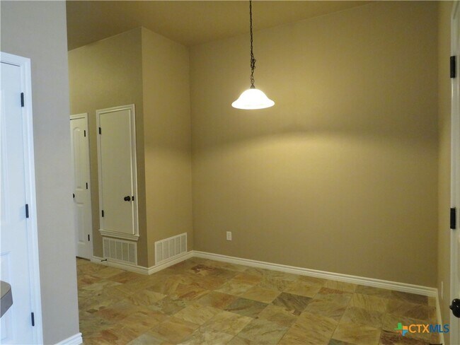 Building Photo - 402 Sladecek Dr