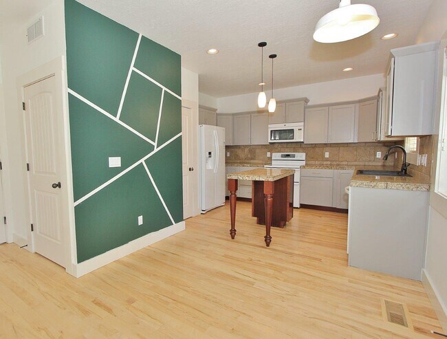 Building Photo - 4325 N McKinley Pk Ave