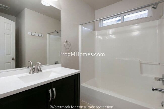 Building Photo - Adorable Three Bedroom Home In SE Portland - With A Spacious Backyard!