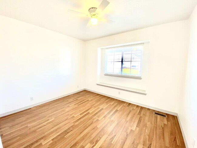 Building Photo - 3 Bed 2 Bath Single Level Home with 3 Car ...