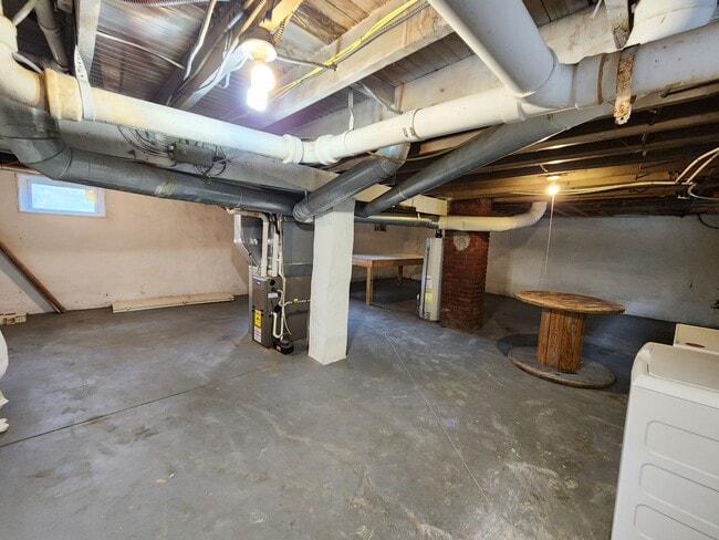 Building Photo - 3 Bedrooms, 1.5 Bath Brick Bungalow with Basement & Large Yard.  Close to UofL.