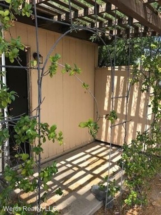 Building Photo - 1811 E Blacklidge Dr