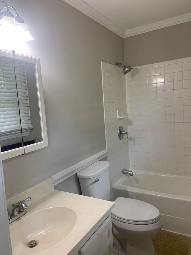 Building Photo - 3 Bedroom Located Near Four Seasons Mall
