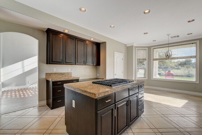 Building Photo - COMING SOON!! $1000 off 1st months Rent Guard-Gated Golf Course Living on the 14th Green!