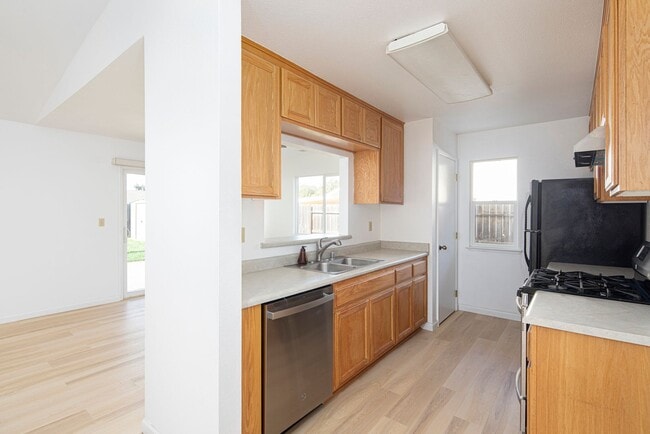 Building Photo - Lovely 3 Bedroom Home in Beautiful Los Alamos!