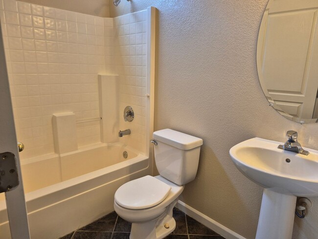 Building Photo - MAY MOVE IN SPECIAL - $500.00 of 2nd Month