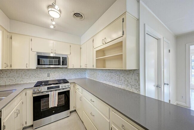 Building Photo - 2508 East Side Dr