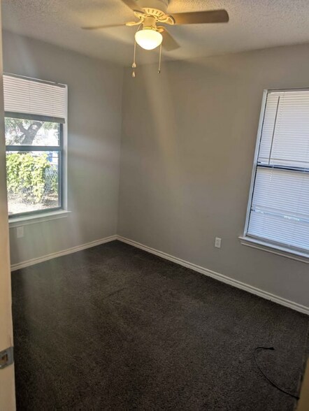 Building Photo - 203 W Reagan Ave