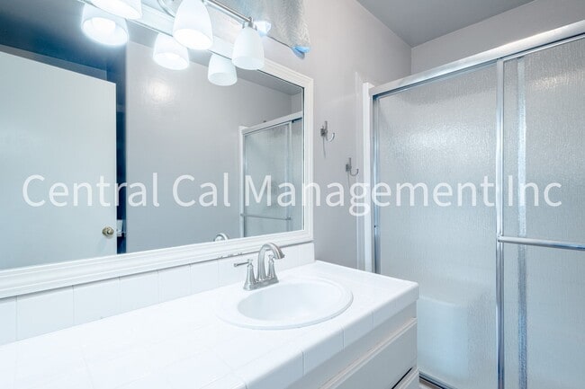 Building Photo - 3 Bedroom/2 Bath Home in Desired Riverlakes Community - $2450 per month!