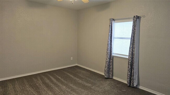 Building Photo - 16 Brenda Ln