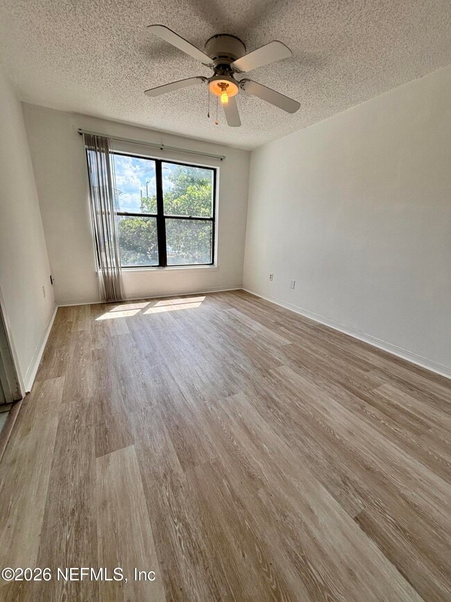 Building Photo - 221 6th St S