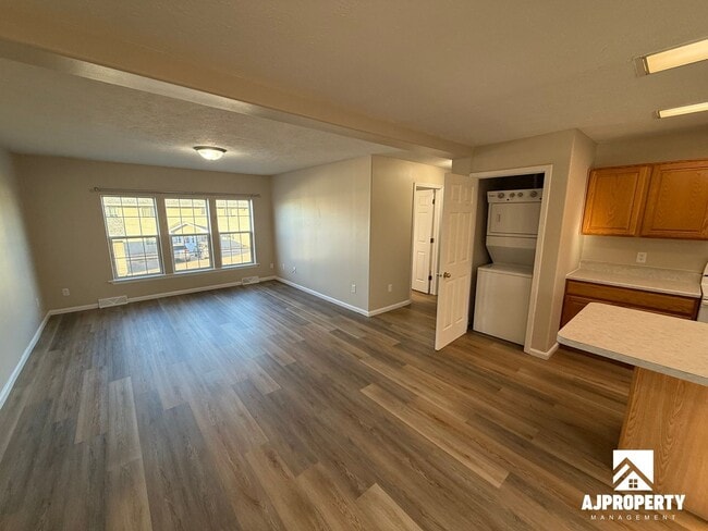 Building Photo - 931 S Newcomb Ave