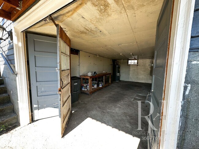 Building Photo - Fantastic Manette; Seattle Peek-a-boo