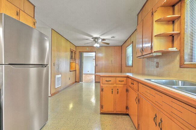 Building Photo - 208 Hogan Ave