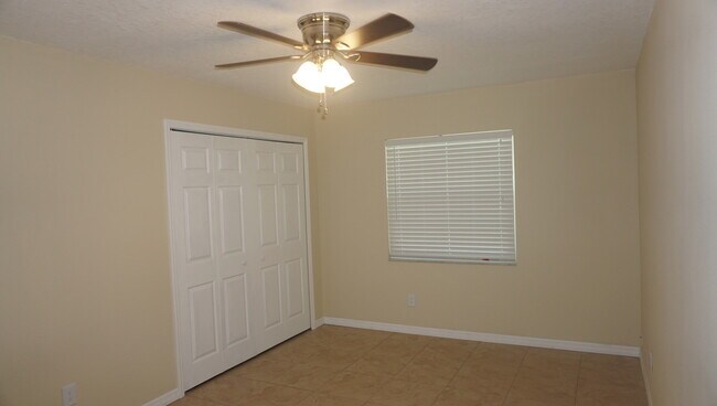Building Photo - 3 Bedrooms / 2 Bath Brandon Home