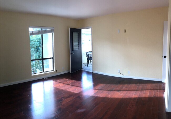 Building Photo - Great 2 bedroom condo, all utilities included, walking distance to Naval Postgraduate School and MPC