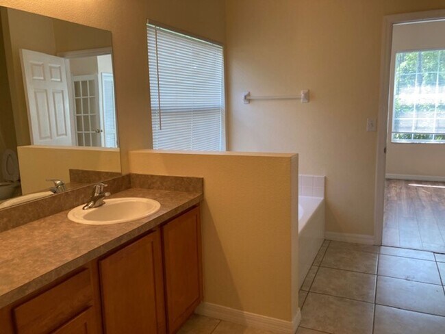 Building Photo - Spacious 4/2/2 Home with Screened-In Porch...