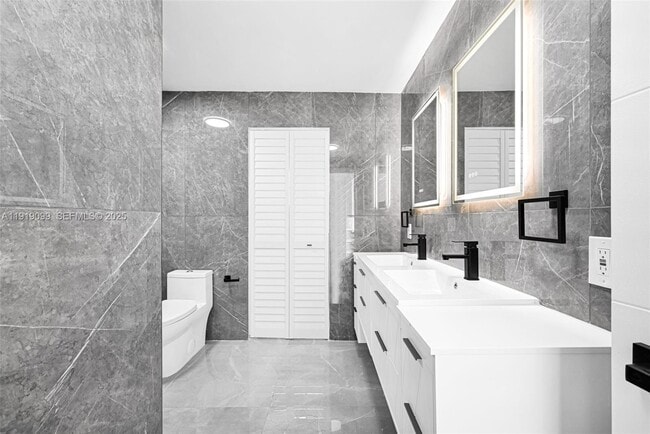 Building Photo - 4040 SW 108th Ave