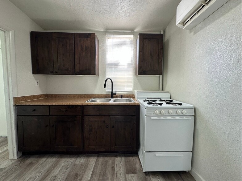 Building Photo - 614 E 600 S