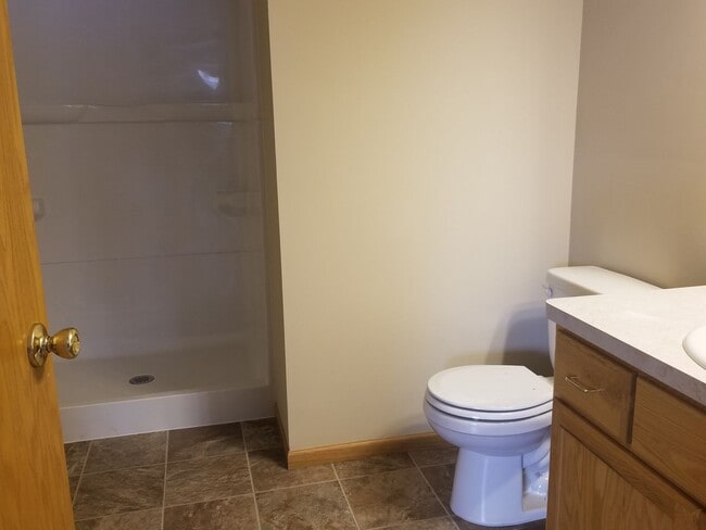 Building Photo - 5 Bedroom Multi-Level