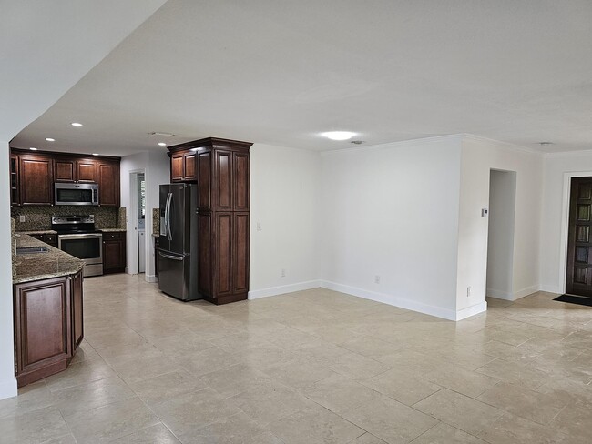 Building Photo - 435 Pine Villa Dr